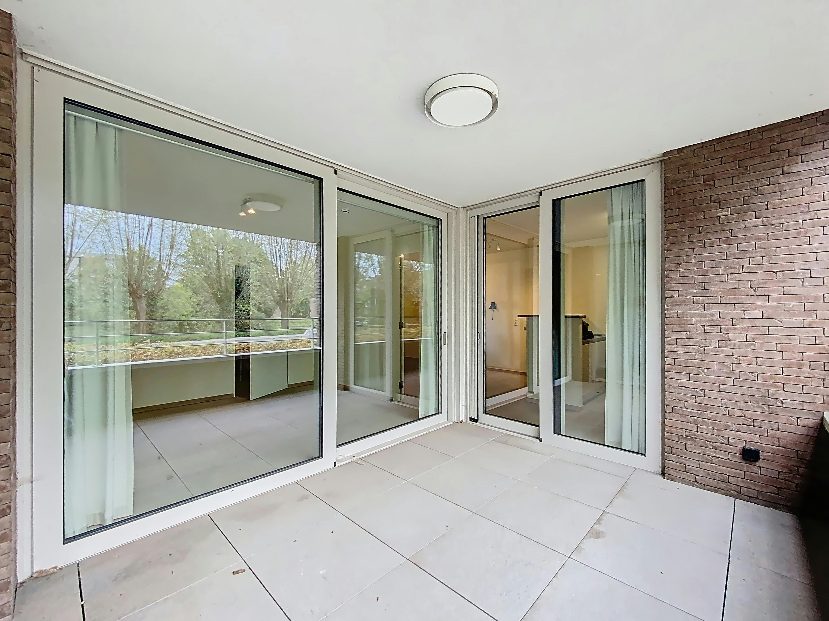 Gelijkvloers serviceflat met uniek zicht in hartje Deinze foto {{pictureIndex}}