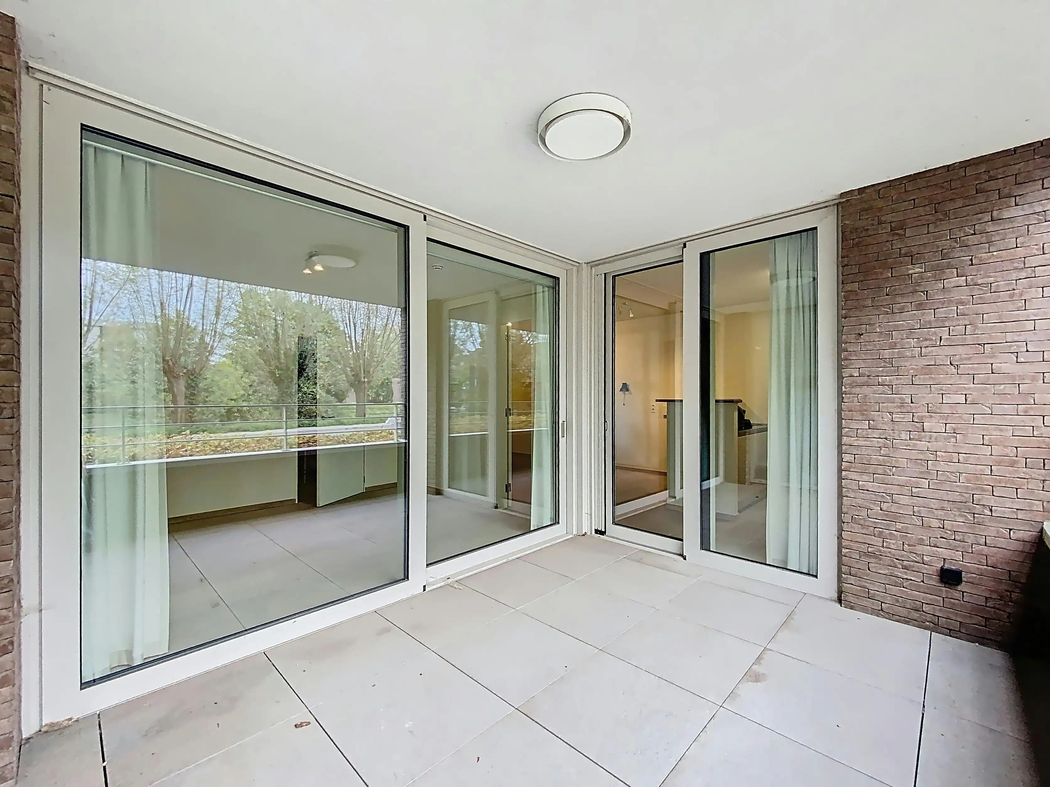 Gelijkvloers serviceflat met uniek zicht in hartje Deinze foto {{pictureIndex}}