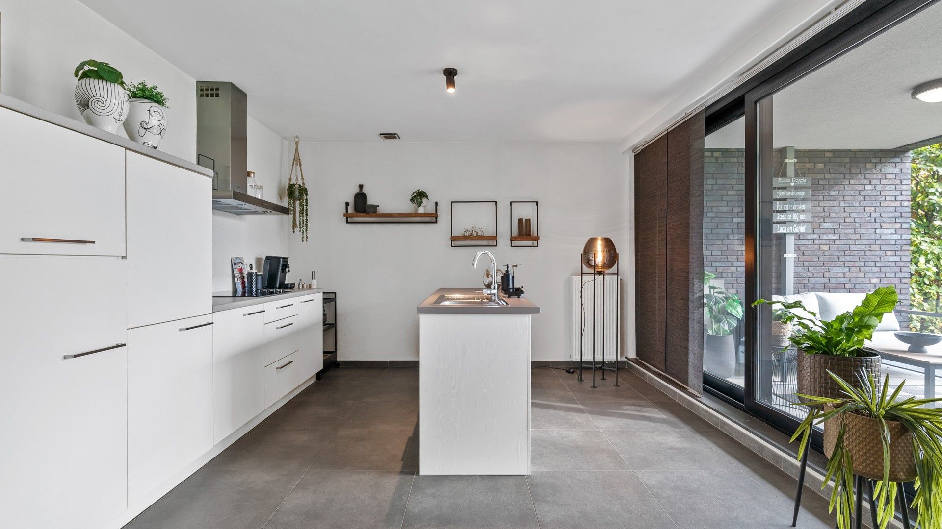 Gelijkvloers appartement met 2 slaapkamers, terras en tuin. Inclusief parking en kelderberging. foto 5