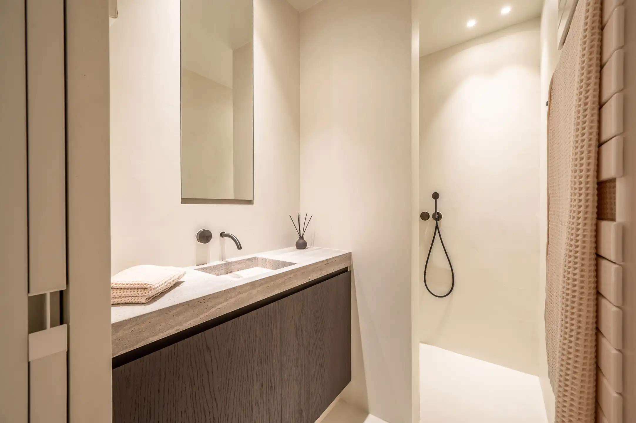 Luxueus ingericht appartement | tegenover H.Hartkerk foto 25