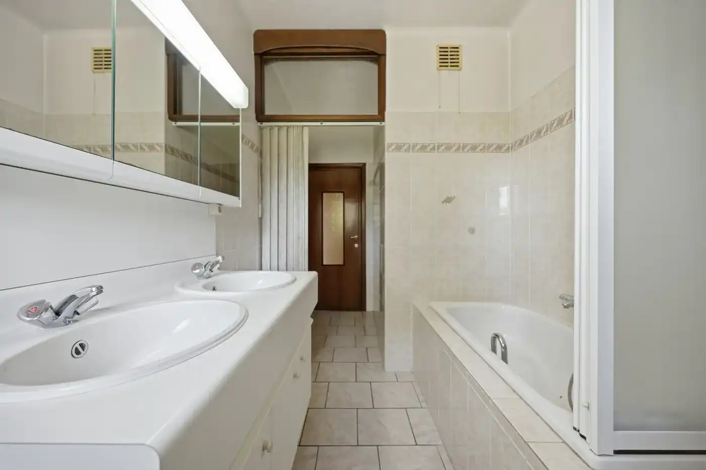 Goed gelegen, ruime gezinswoning met 7 slaapkamers in Neerwinden foto 15