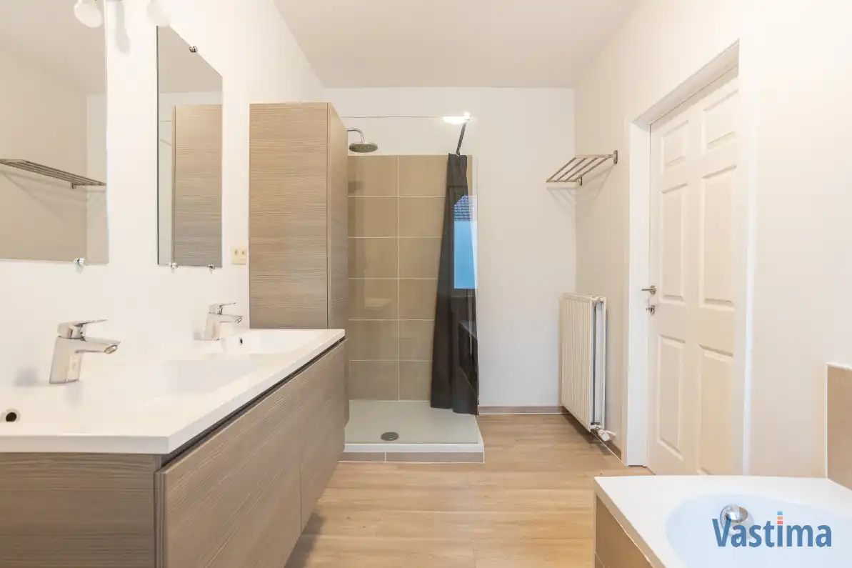 Woning in de stadsrand met 2 slaapkamers, dressing en tuin foto 15