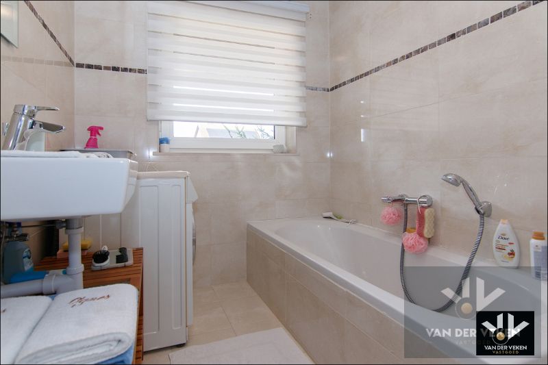 Instapklare en energiezuinige woning met veel licht en ruimte in rustige straat, ideaal voor gezinnen of kangoeroewonen! foto 16