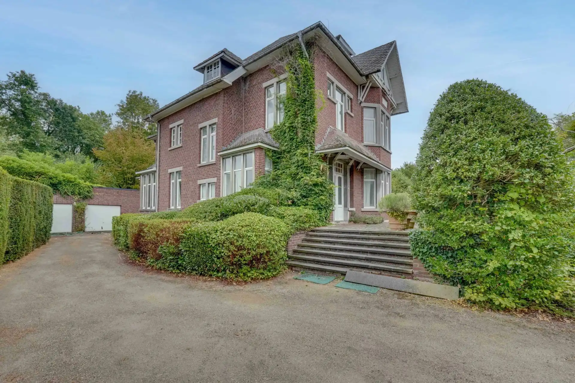 Statig landhuis in klassieke stijl met Wirtz-tuin foto 18