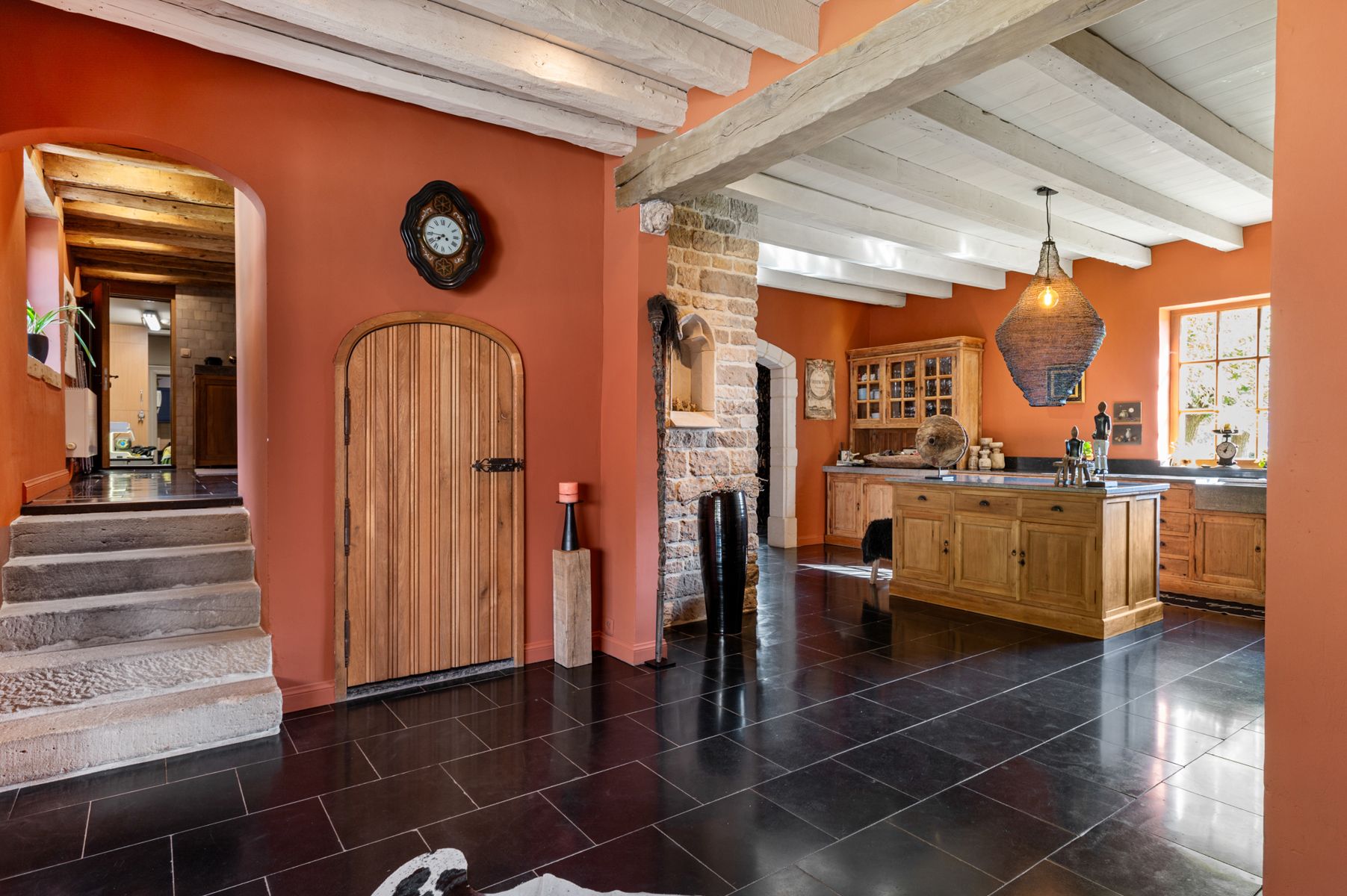 Gerenoveerde hoevewoning met praktijk en paardenstallen.  foto 28