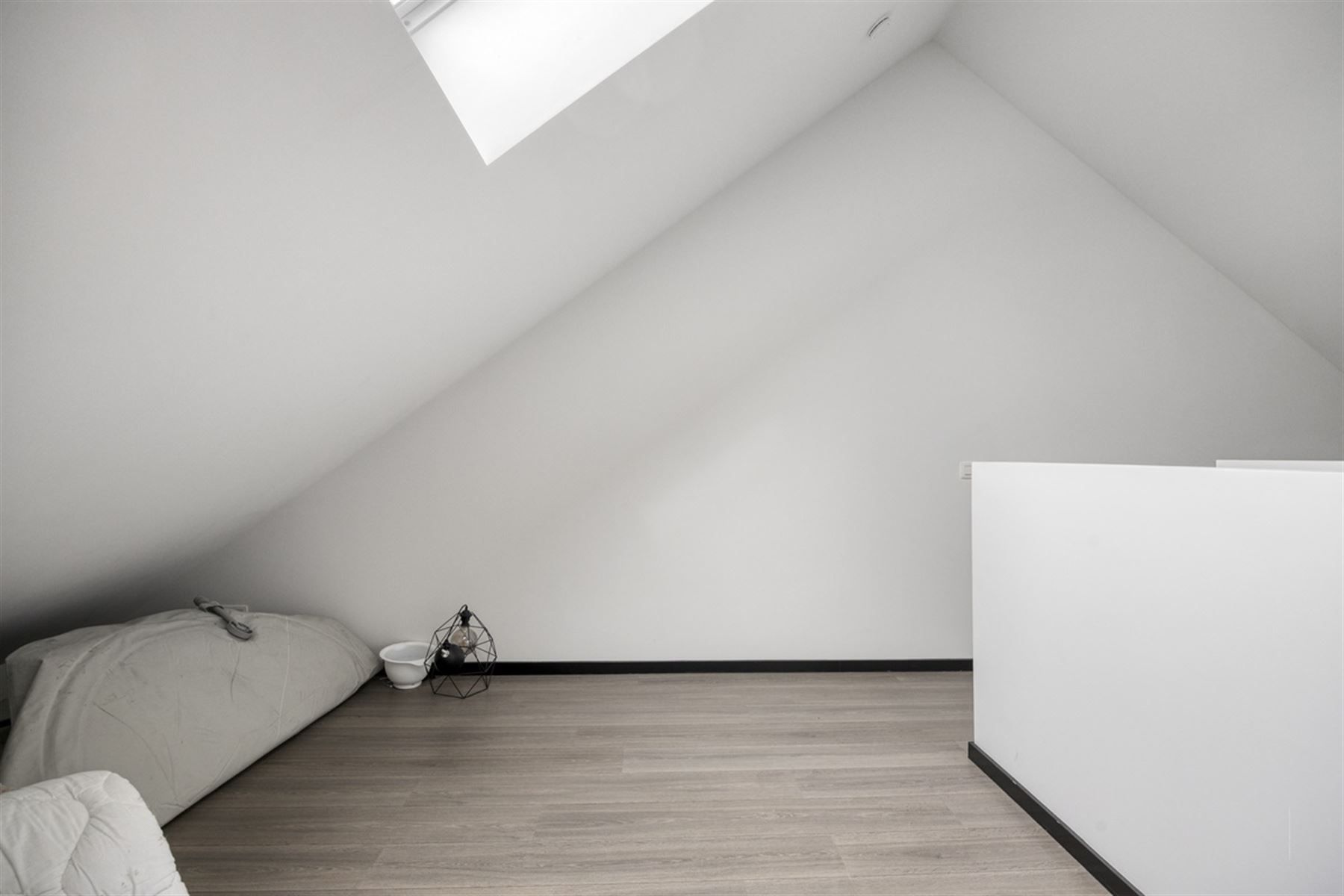Totaal gerenoveerde woning met tuin foto 24