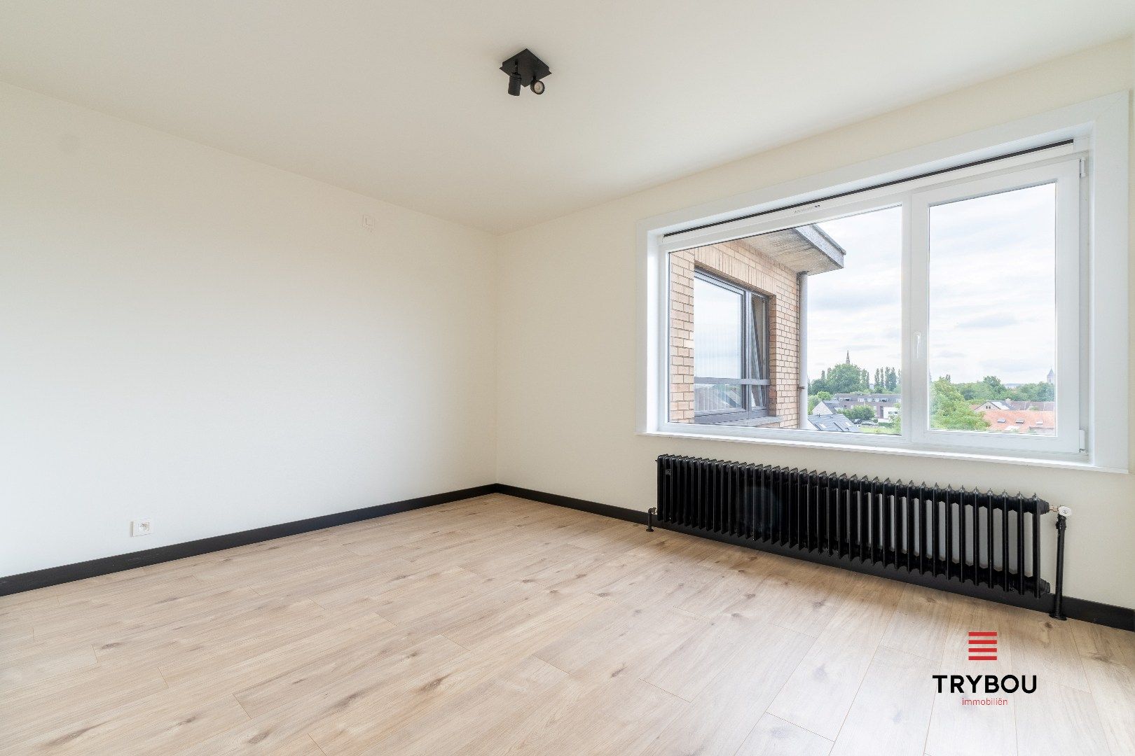 Volledig gerenoveerd 2-slaapkamerappartement te huur – rand centrum Ieper foto 13