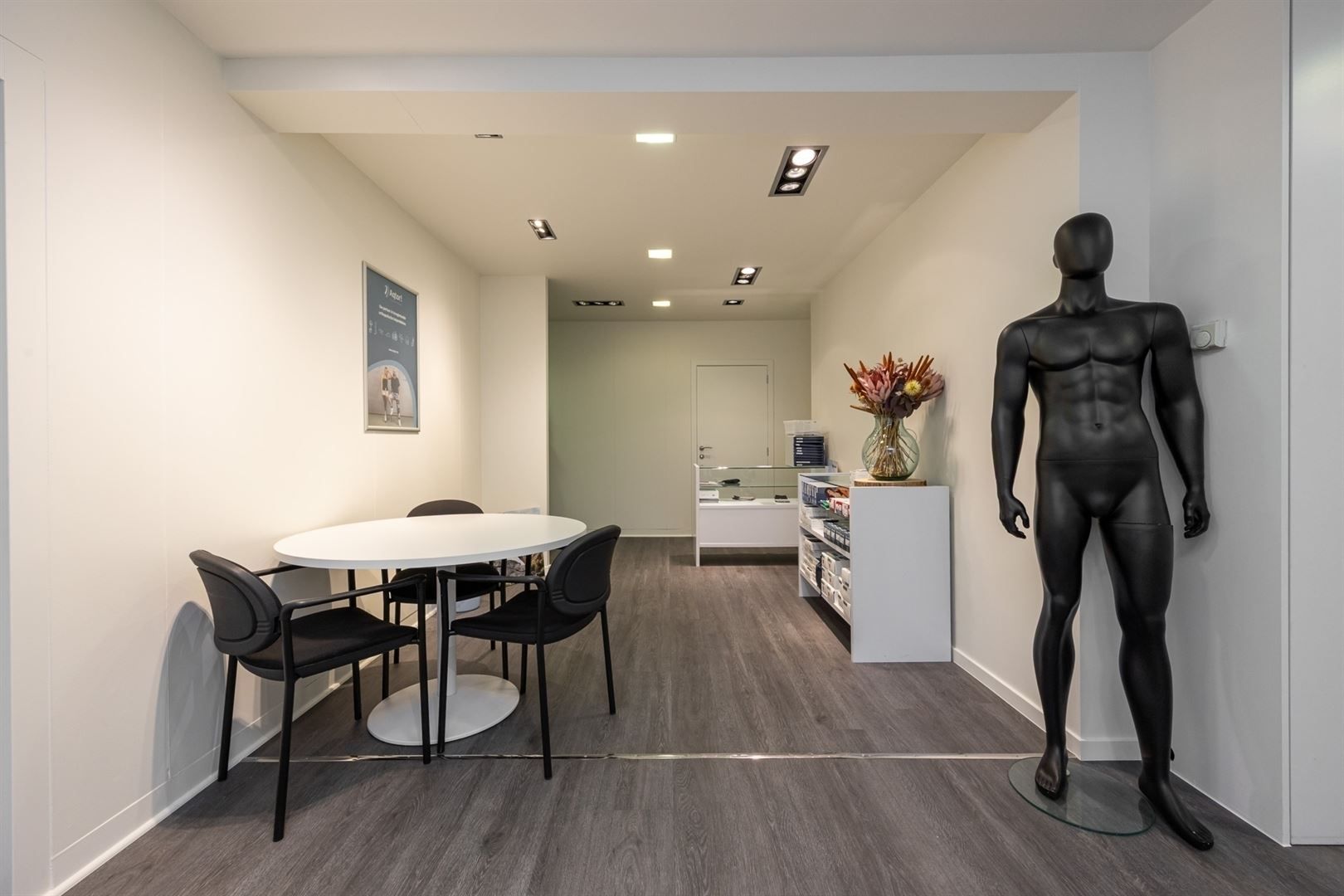 Uitstekend gelegen winkelpand met twee toegangen foto 6