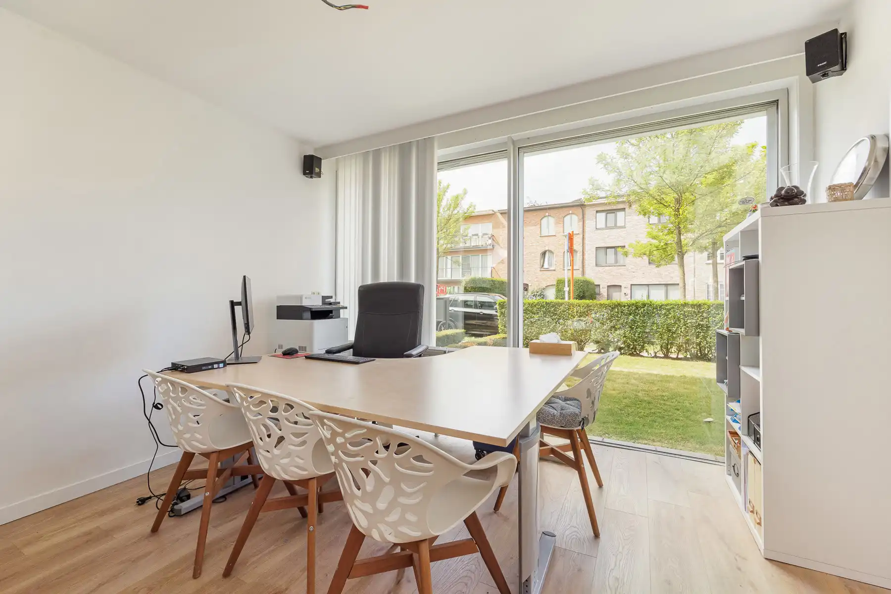INSTAPKLAAR GELIJKVLOERS 2 SLAAPKAMER APPARTMENT + GARAGE foto 3
