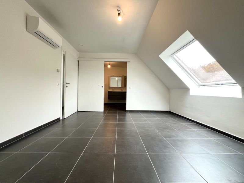 ENERGIEZUINIG DAKAPPARTEMENT MET TWEE SLAAPKAMERS EN GARAGE TE HUUR foto 9