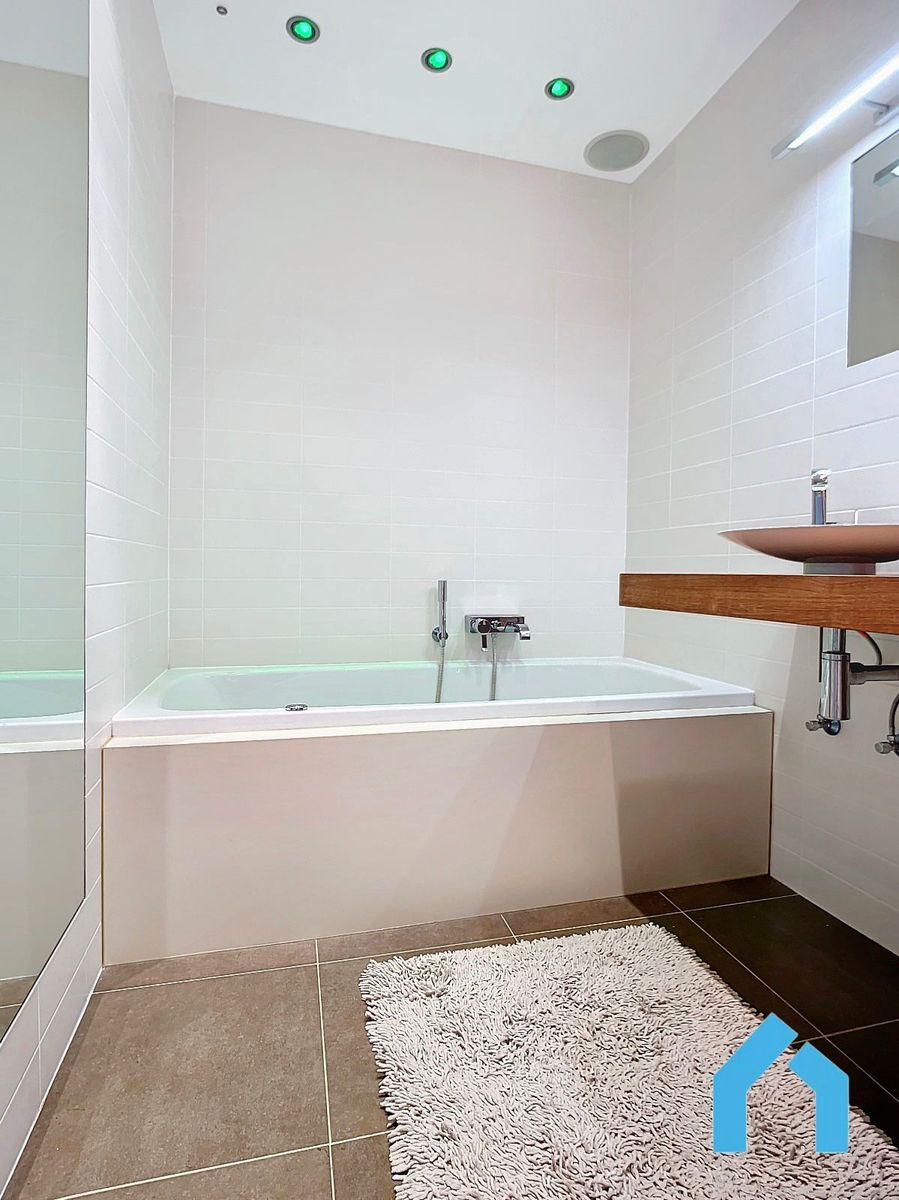 Uniek gelegen appartement gelegen op het Lichttorenplein te huur foto 11