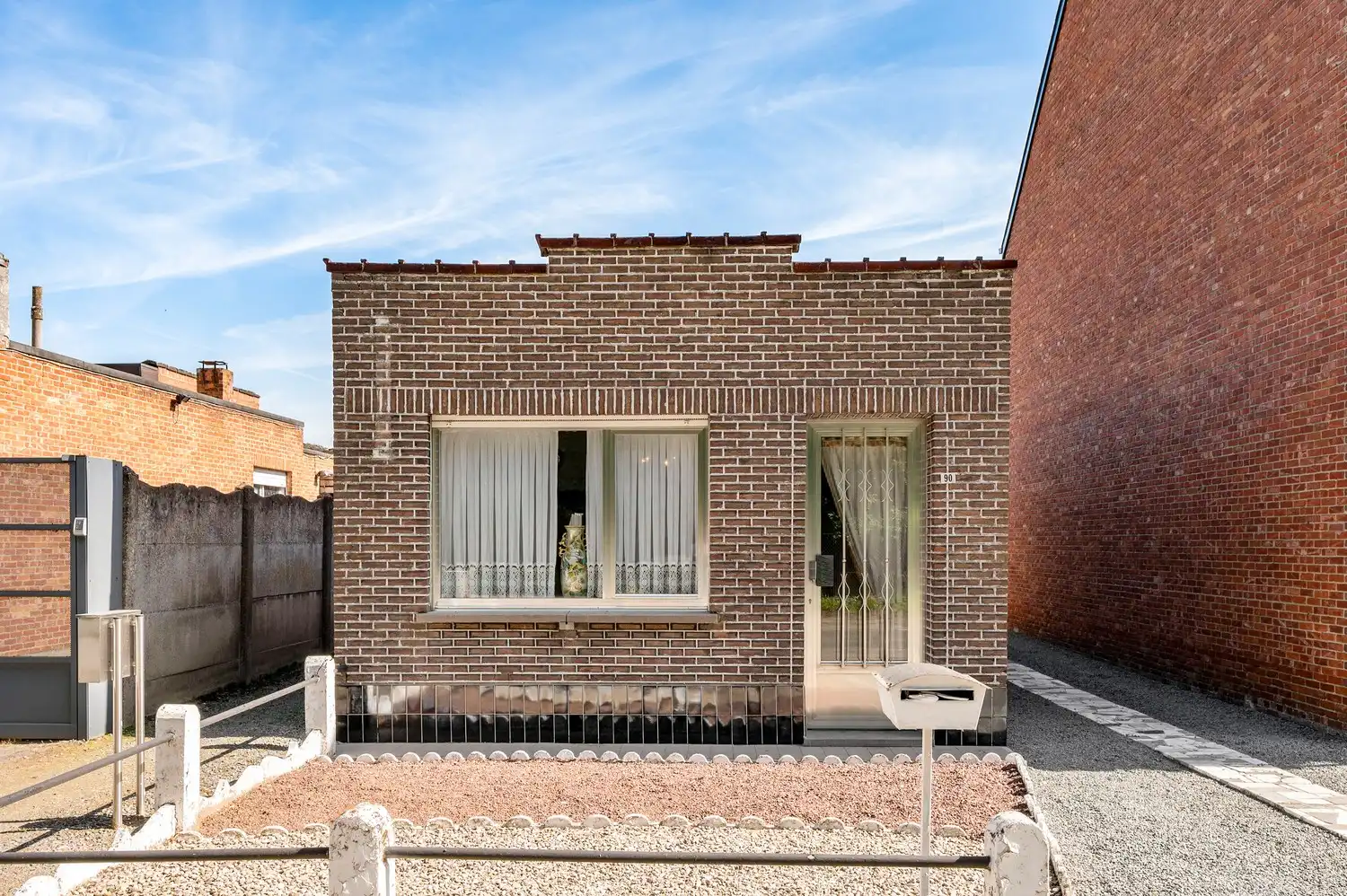 Te renoveren laagbouwwoning met garage, atelier en tuin op een perceel van 451 m². foto 2