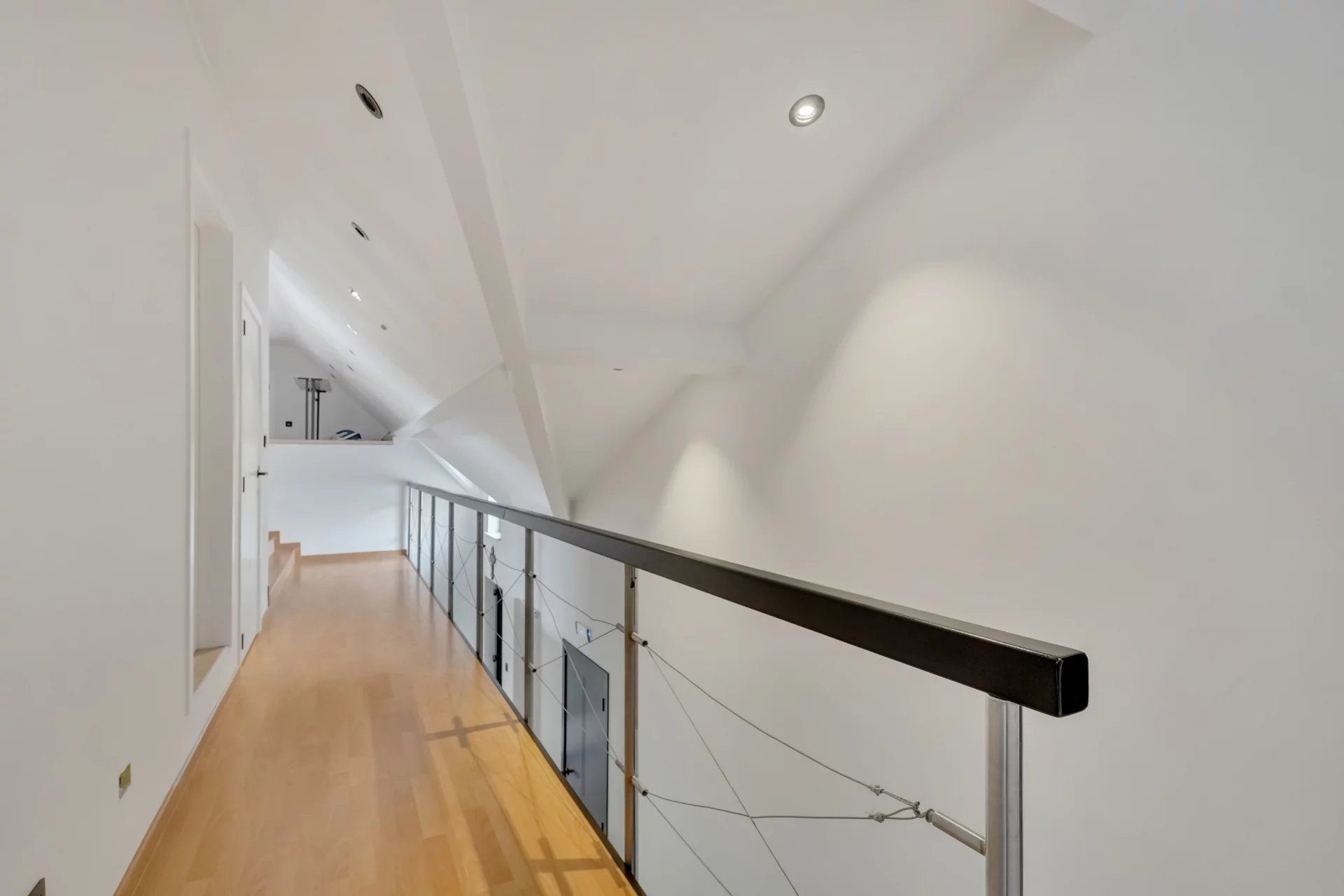Ruime woning met zwembad op mooi groot perceel foto 20