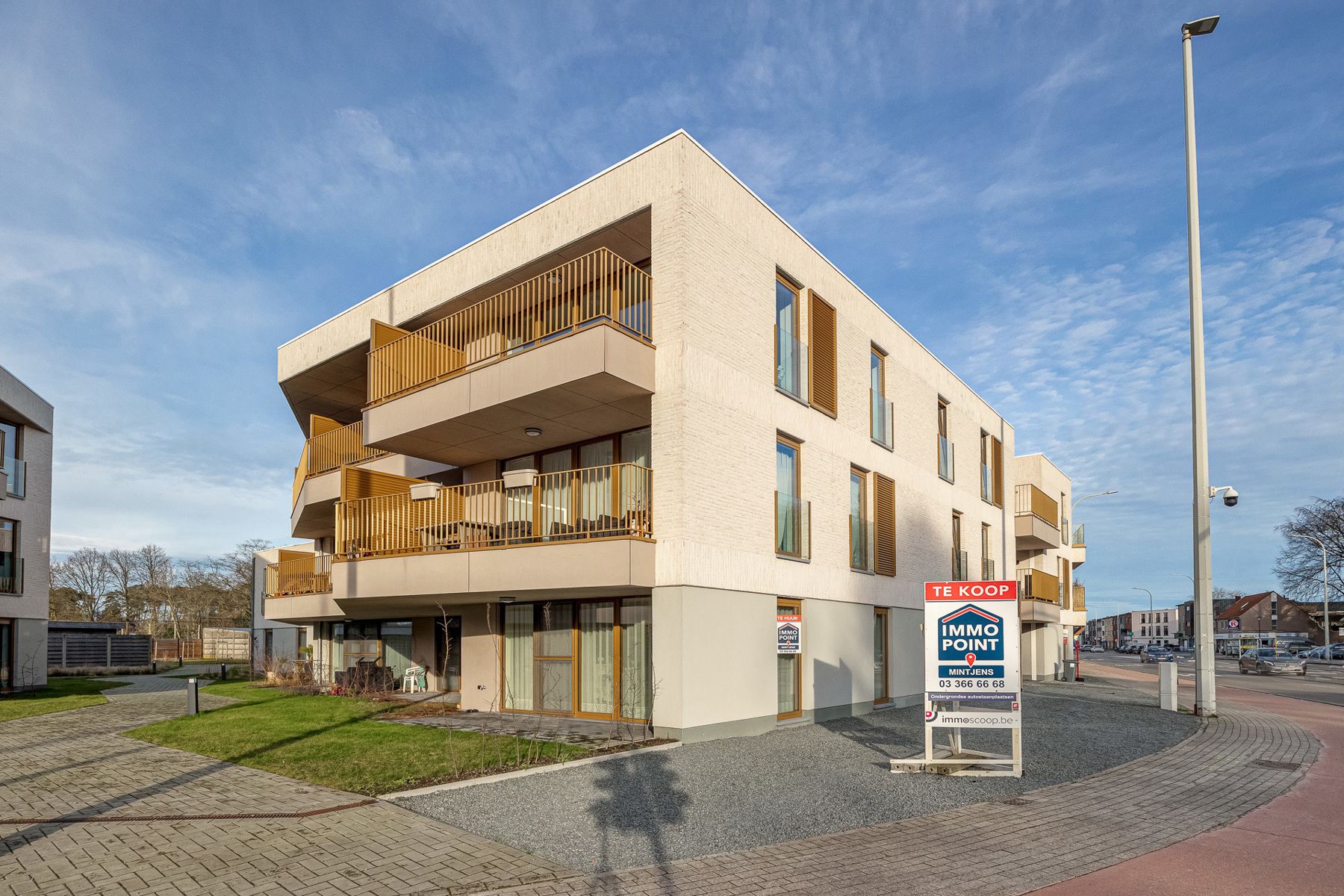 Gelijkvloers appartement met 2 ondergrondse staanplaatsen foto 1