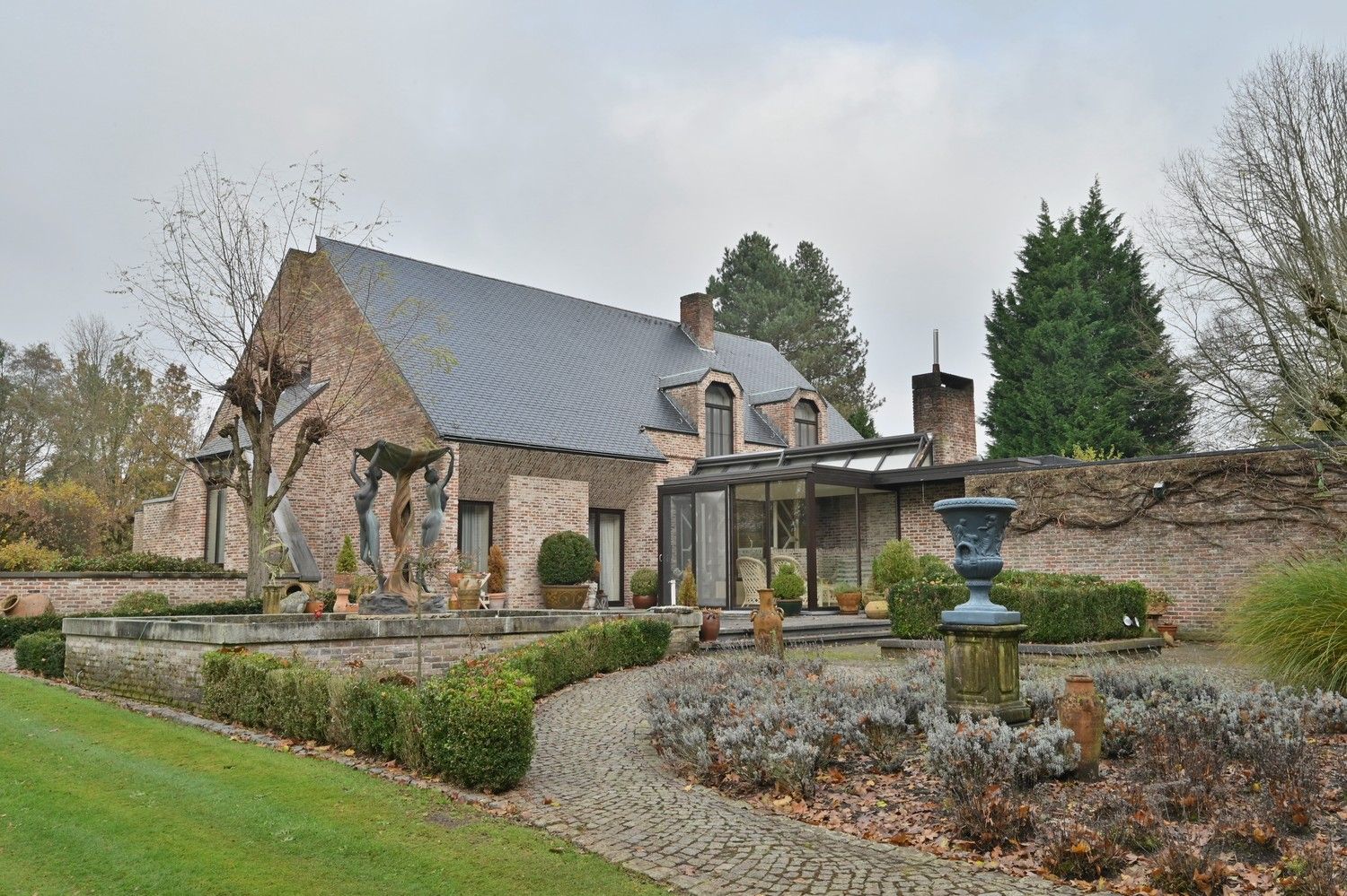 Klassevolle en royale villa gelegen op een perceel van 96a 70 ca (9670 m²) op landelijke toplocatie aan natuurgebied De Maten te Genk foto 2