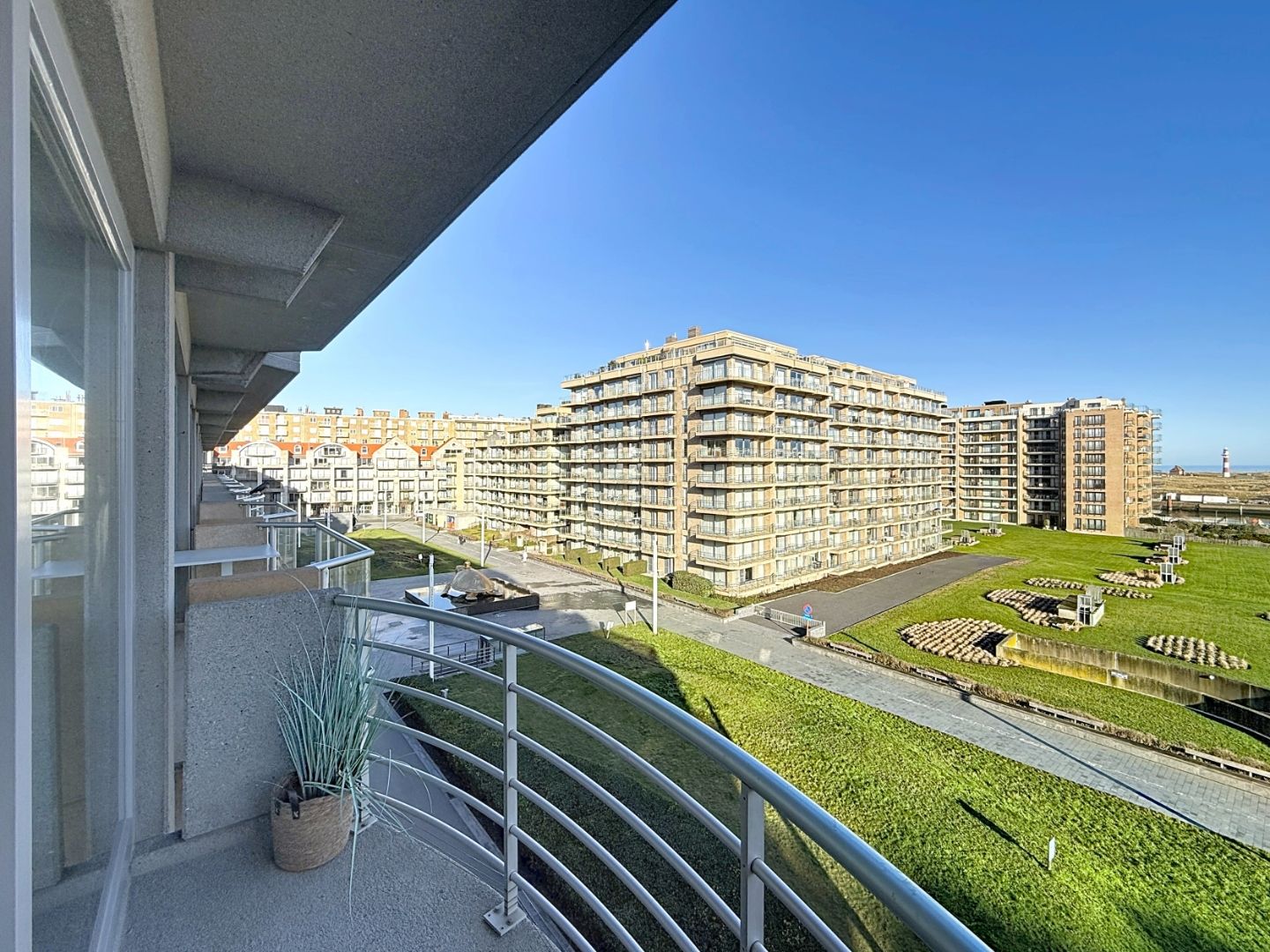 Volledig gerenoveerd appartement met zicht op de vaargeul en schildpad te Nieuwpoort foto 9