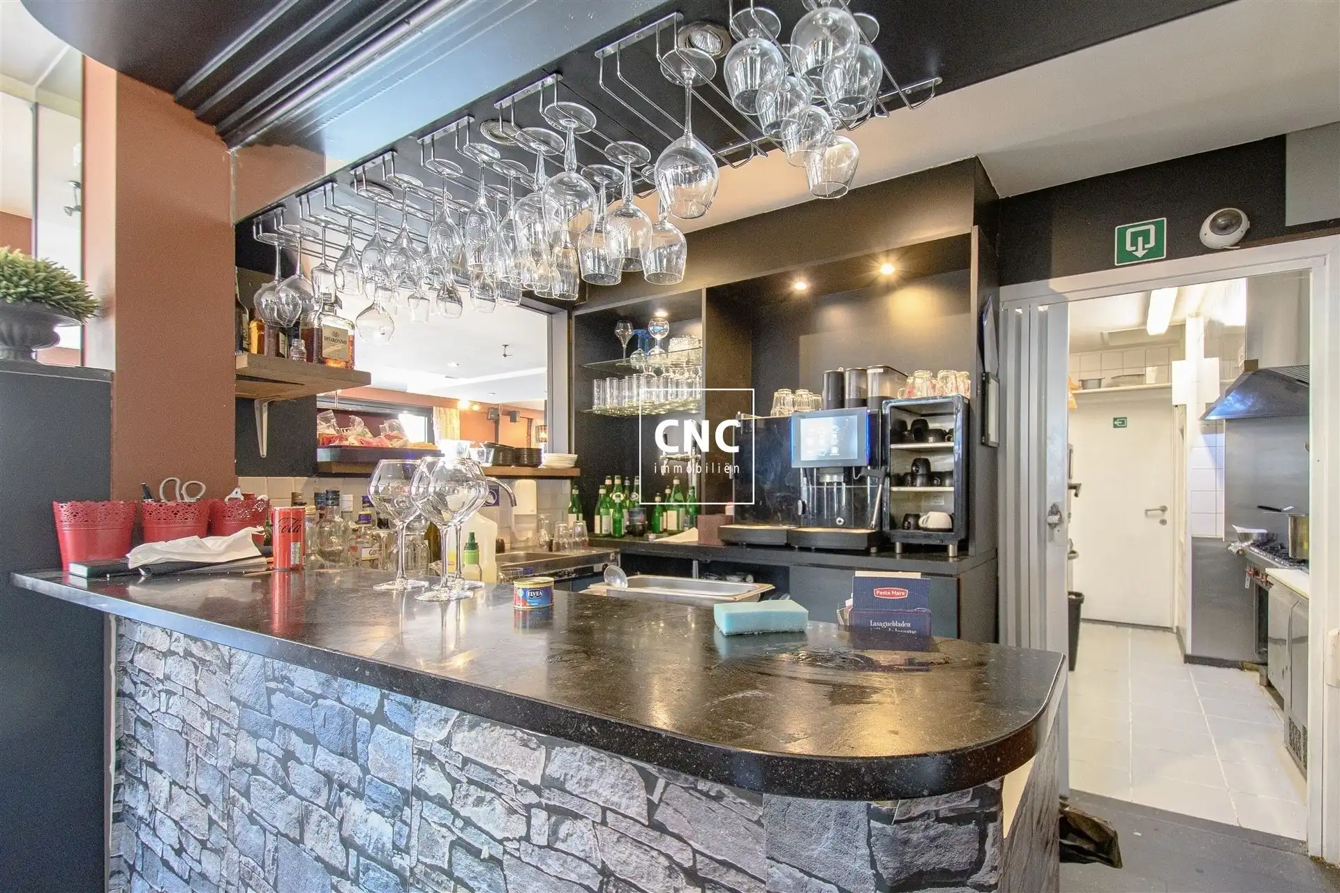 Goed draaiende horecazaak op centrale en commerciële ligging foto 9