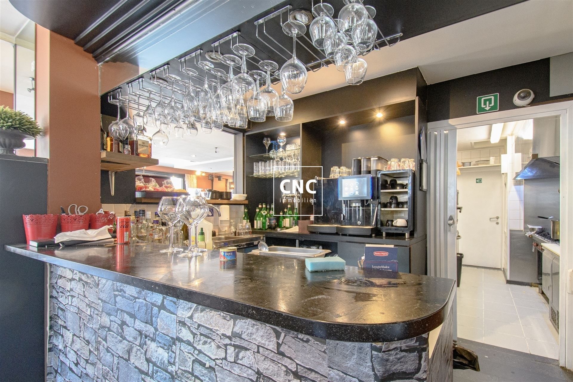 Goed draaiende horecazaak op centrale en commerciële ligging foto 9