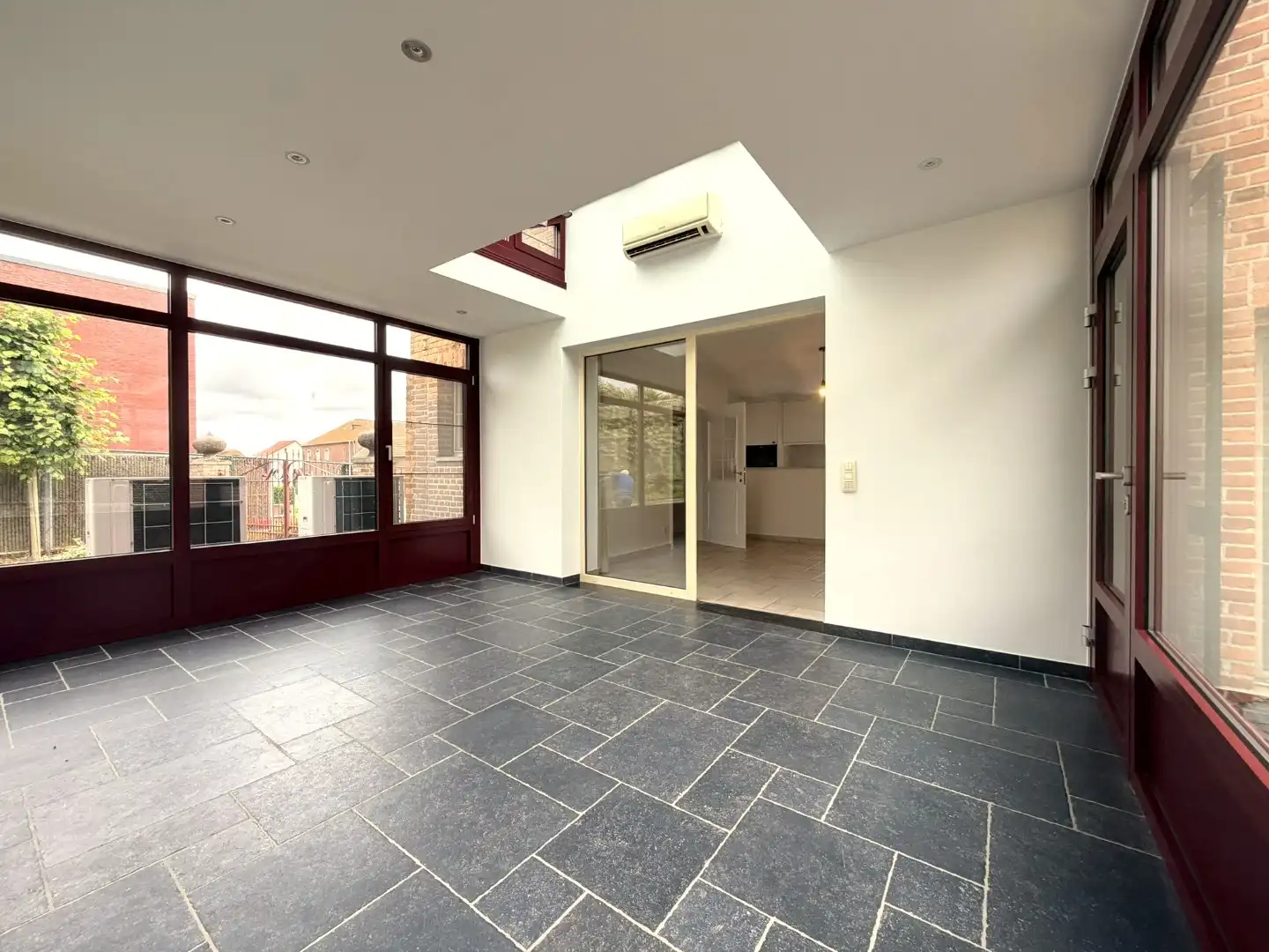 Bijzonder charmante benedenwoonst met 1 slaapkamer, veranda, terras en twee autostandplaatsen foto 27