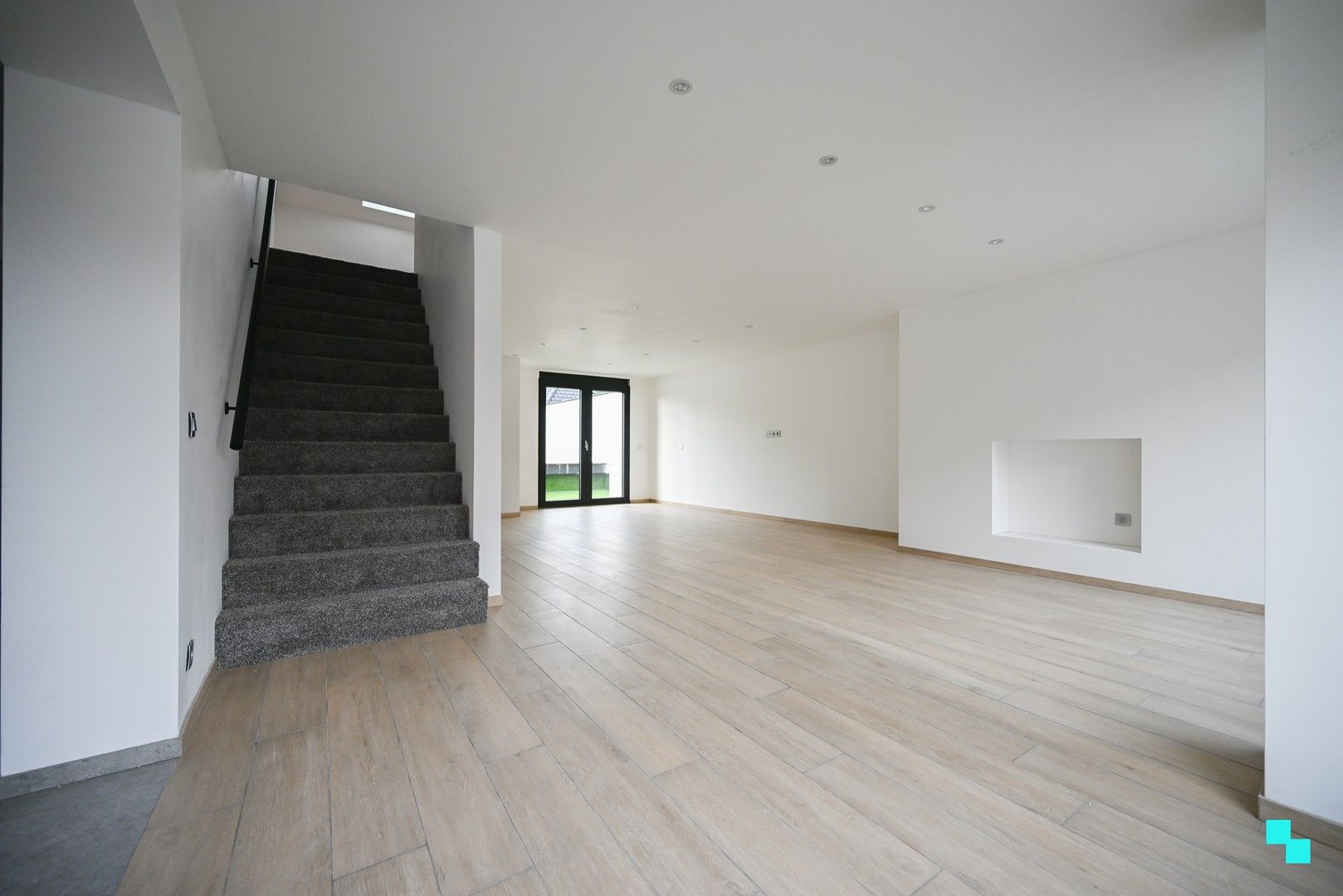 Compleet vernieuwde duplex met 4 slaapkamers en zonneterras in hartje Wevelgem foto {{pictureIndex}}