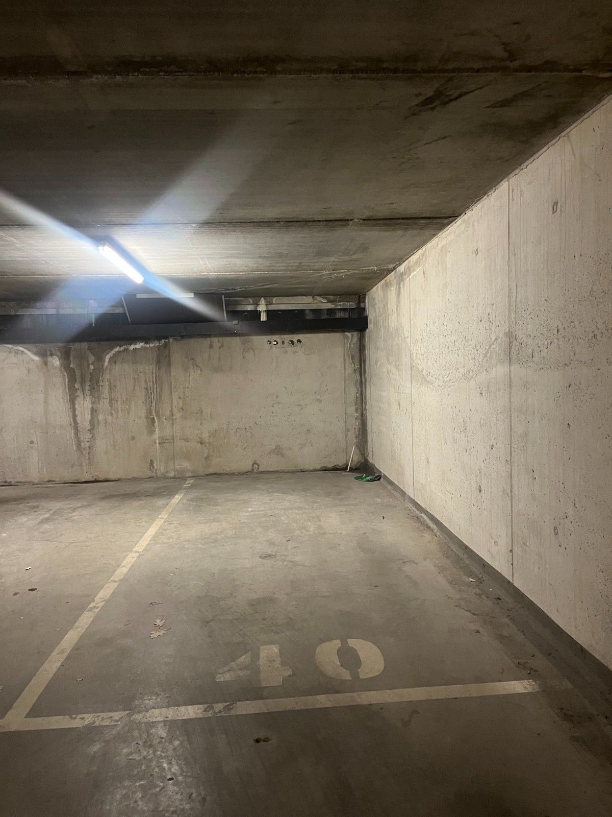 Uiterst centraal gelegen ondergrondse staanplaats te Waregem foto 2