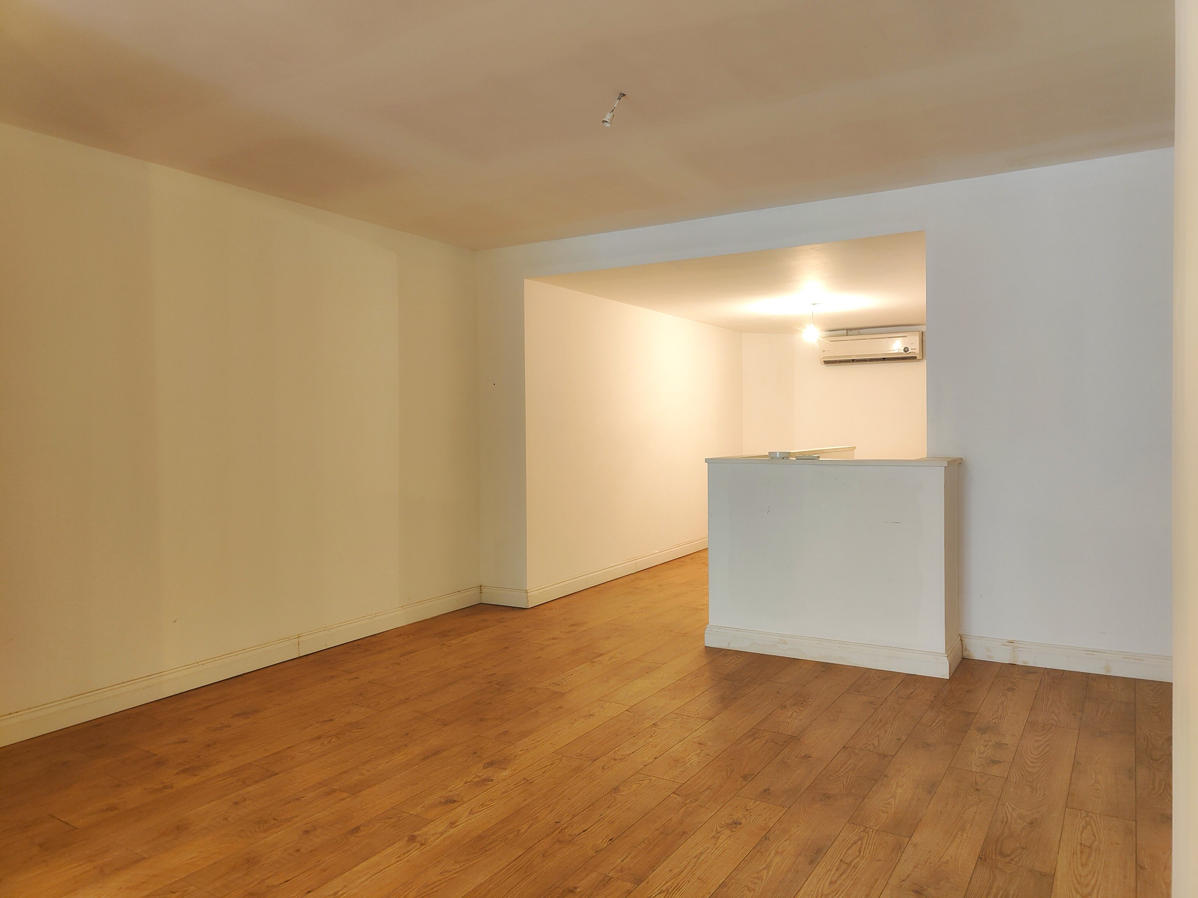 Commercieel pand (ca. 330m2)  in hartje Brugge te koop ! Tevens met vernieuwd appartement ! foto 3