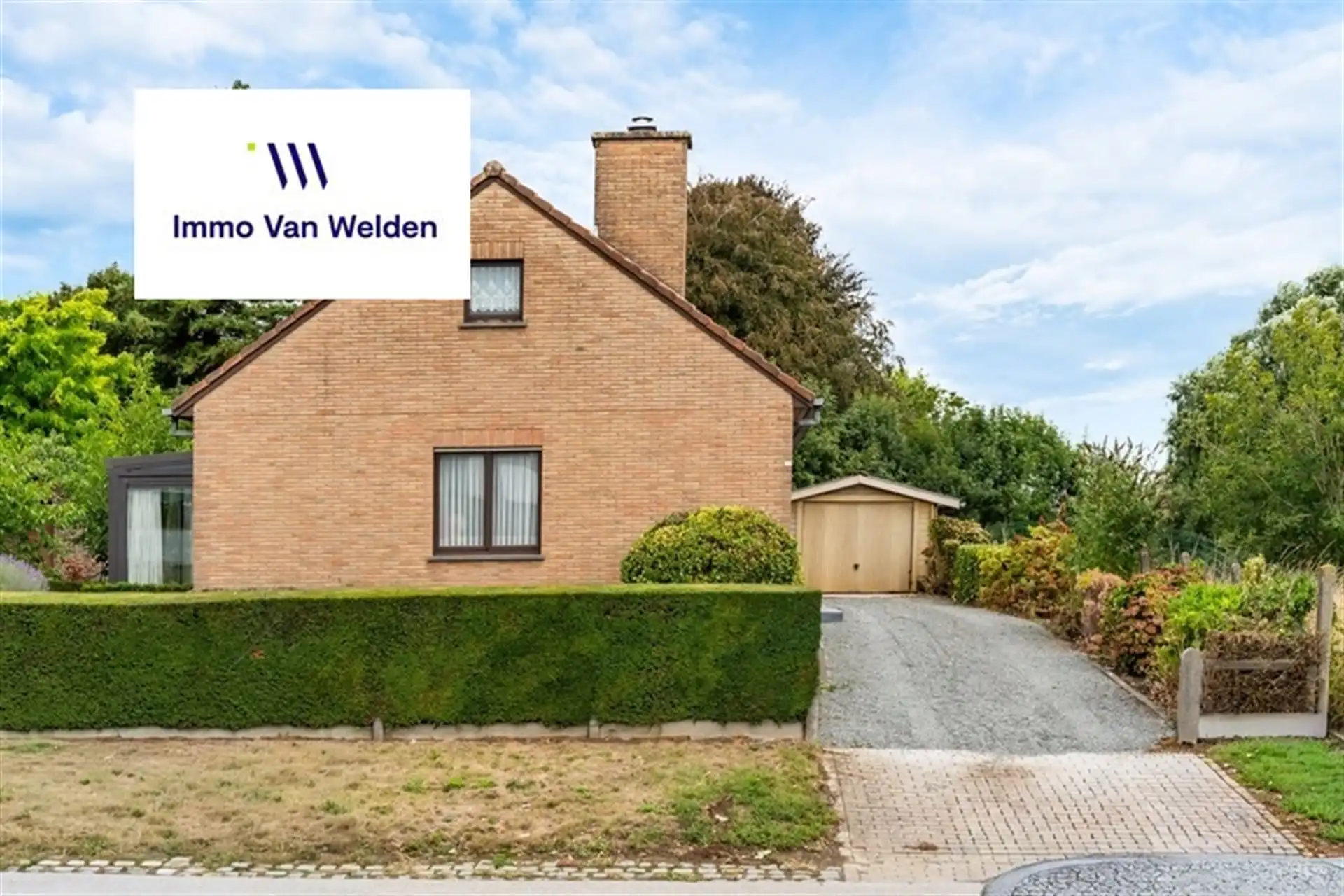 Vrijstaande woning met garage, veranda  en tuin foto 3