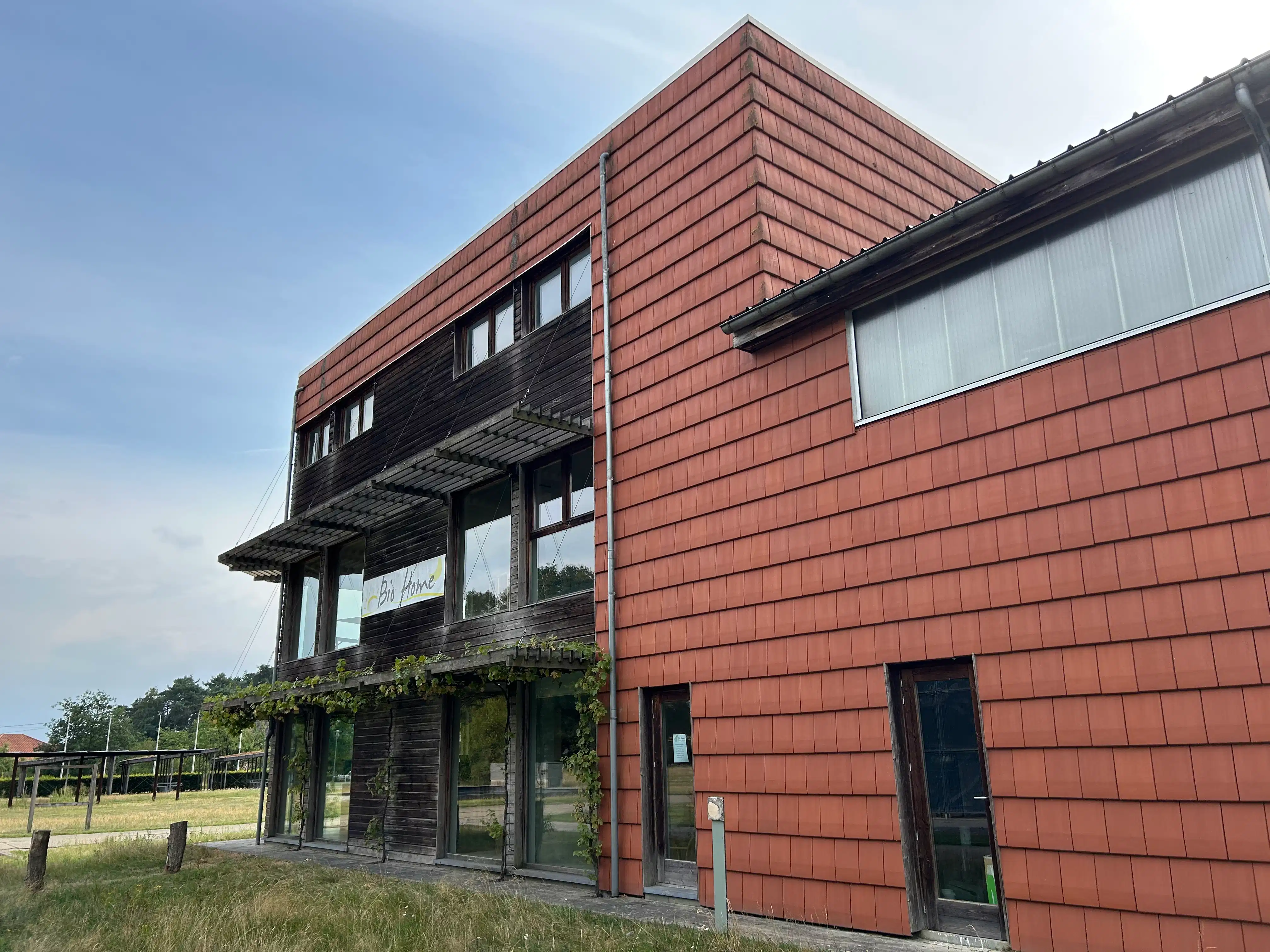 Multifunctioneel bedrijfsgebouw met een oppervlakte van 1510 m² gelegen op Kamp C, Provinciaal Centrum Duurzaam Bouwen en Wonen te Westerlo. foto 3