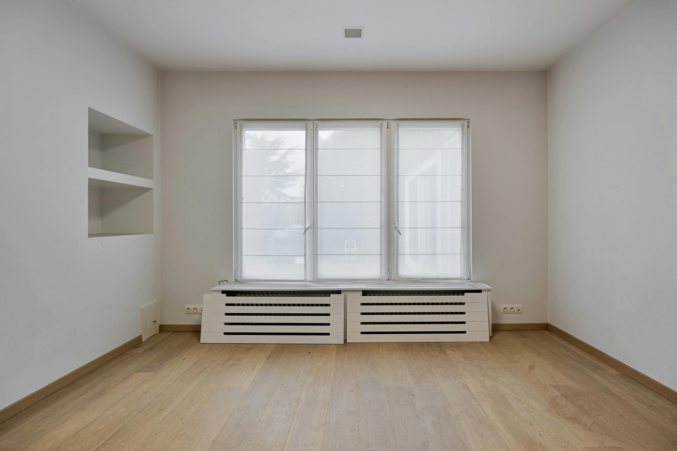 Commerciële ruimte met duplex-appartement te koop in Evere foto 21