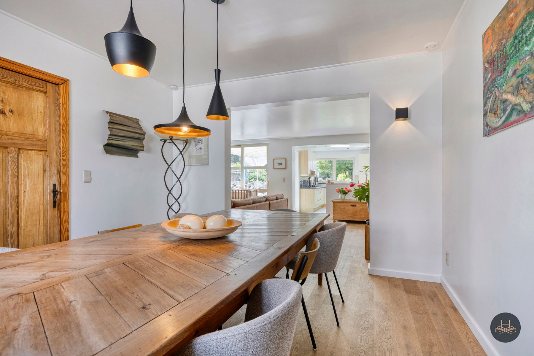 Sfeervolle, deels gerenoveerde woning met ruime diepe tuin foto 2