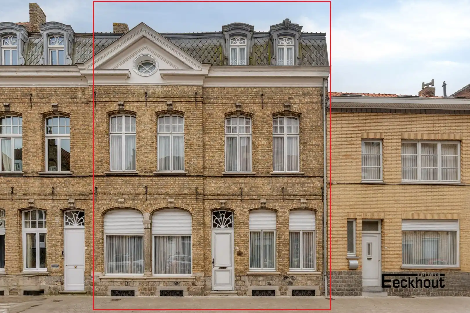 Karaktervol en statig herenhuis met stadstuin en achterhuis (incl. grote garage) in het centrum van Ieper! foto {{pictureIndex}}