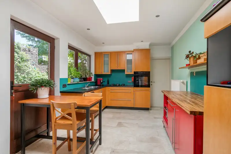 VERZORGDE INSTAPKLARE RIJWONING MET GARAGE EN GEZELLIGE TUIN foto 7