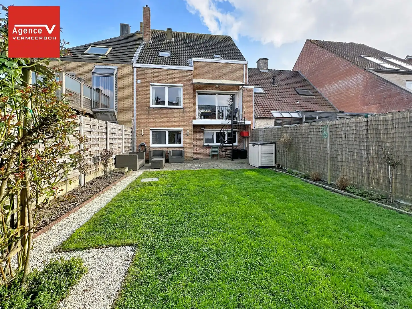 Verkocht ruim boven vraagprijs! Instapklare ruime bel-etagewoning met oprit, inpandige garage en zonnige tuin. foto 22