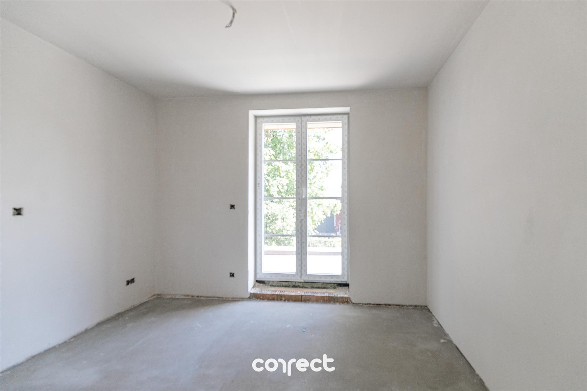 Op een uitzonderlijke locatie te Zedelgem, op wandelafstand van de bruisende dorpskern met winkels, openbaar vervoer en scholen, vinden we het kleinschalig nieuwbouwproject ‘De Gouden Vleugel’ terug. foto 4