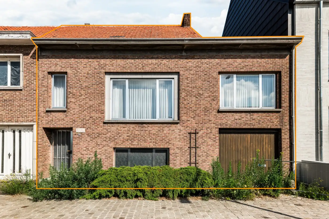 Hoofdfoto van de publicatie: Te renoveren woning met 3 à 4 slpk., garage en tuintje