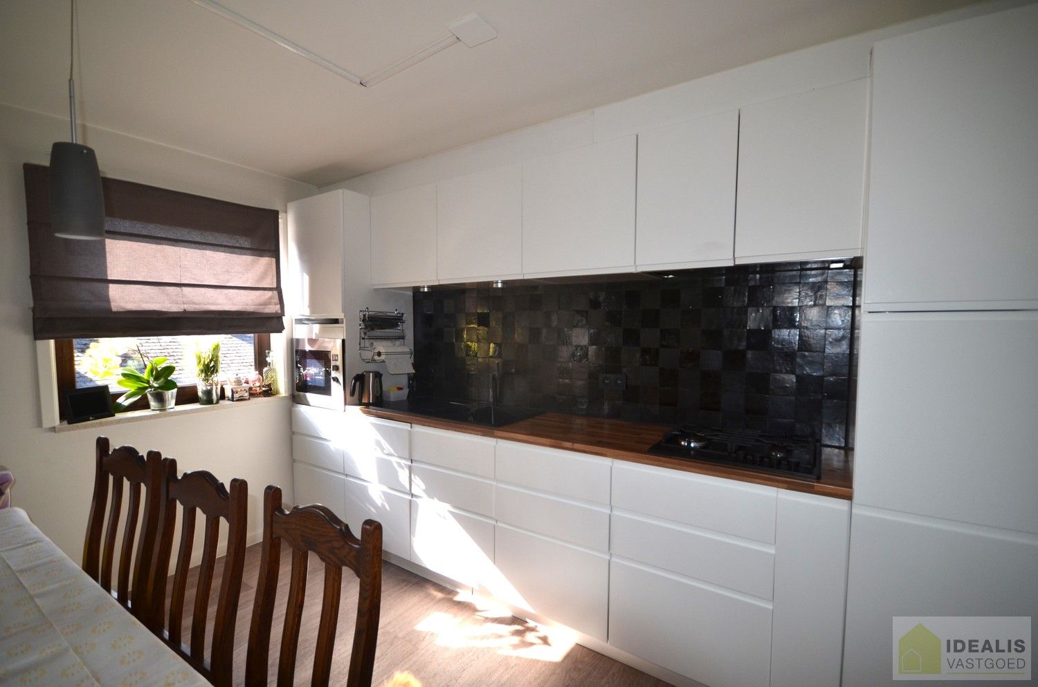 CENTRAAL GELEGEN OPBRENGSTEIGENDOM MET 3 APPARTEMENTEN IN HET CENTRUM VAN LOMMEL OP RUIM PERCEEL VAN 9A 35CA! foto 4