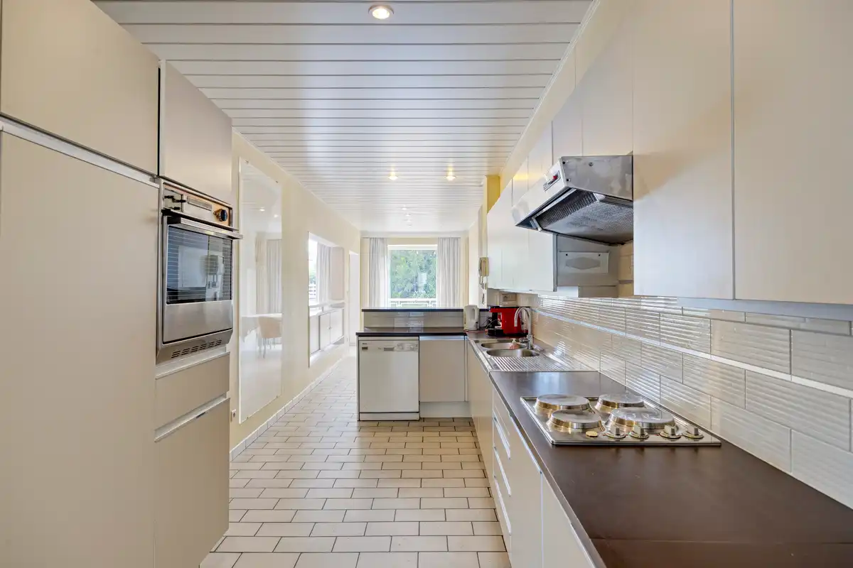 Karaktervolle stadswoning met handelsruimte, tuin en ruime garage in hartje Tongeren foto 7