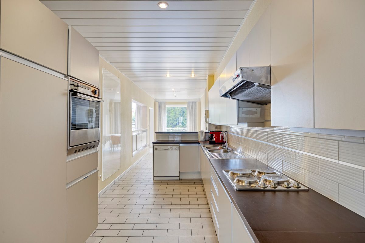 Karaktervolle stadswoning met handelsruimte, tuin en ruime garage in hartje Tongeren foto 7