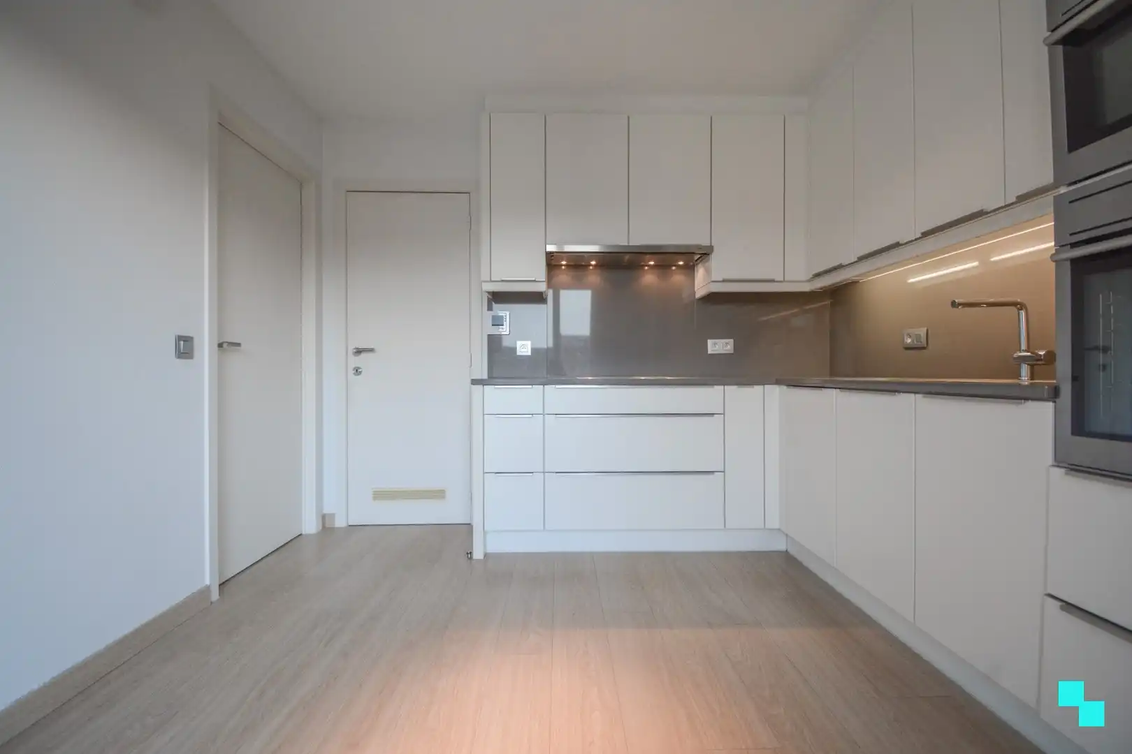 Gerenoveerd 3-slaapkamer appartement te Roeselare foto 10