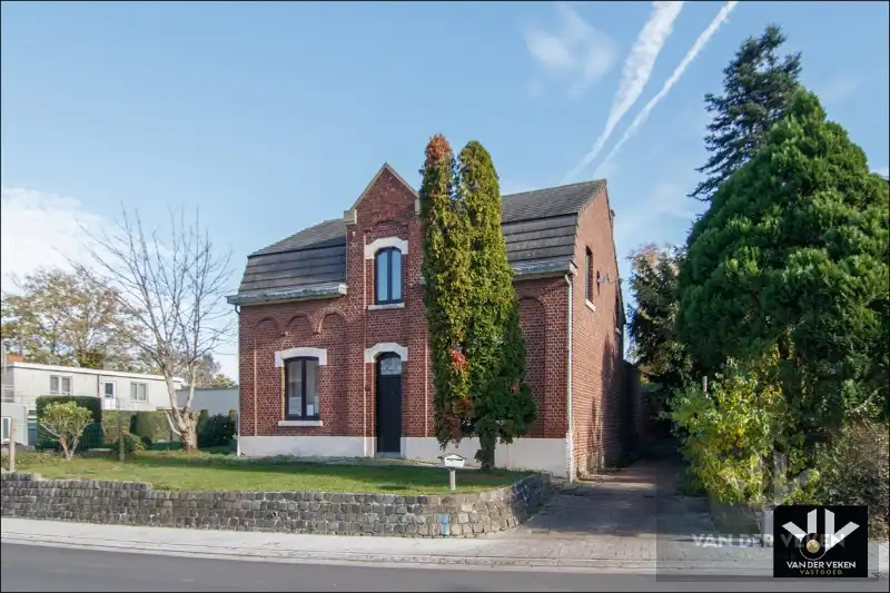 Hoofdfoto van de publicatie: Karaktervolle, te renoveren woning op een perceel van ruim 12 aren. Ideaal gelegen nabij het centrum van Tongeren!