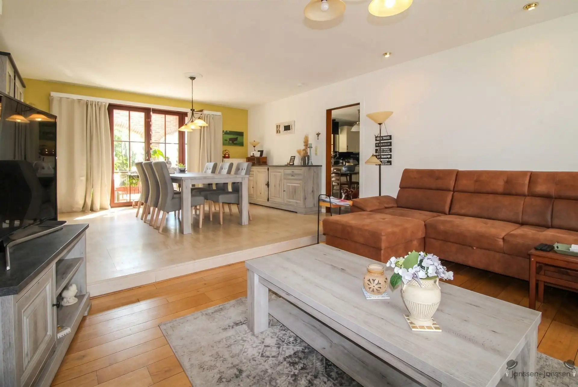 Ruime villa op perceel van 1000m², ideaal voor zelfstandige activiteit foto 3