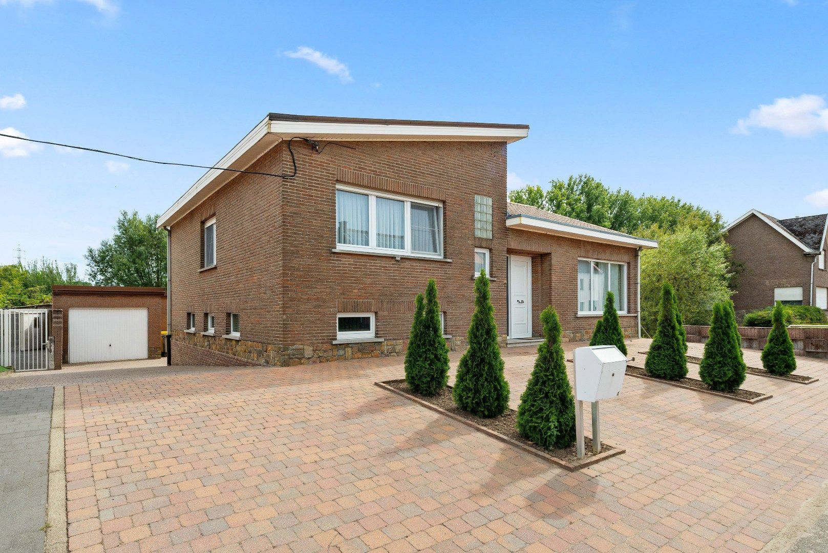 Open bebouwing op topligging met 3 slaapkamers en prachtige tuin foto 2