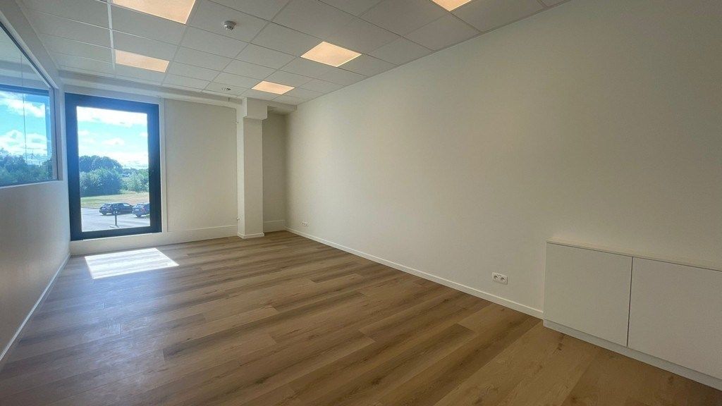 Mooi afgewerkte kantoren te huur vlakbij R4 in Evergem foto 5