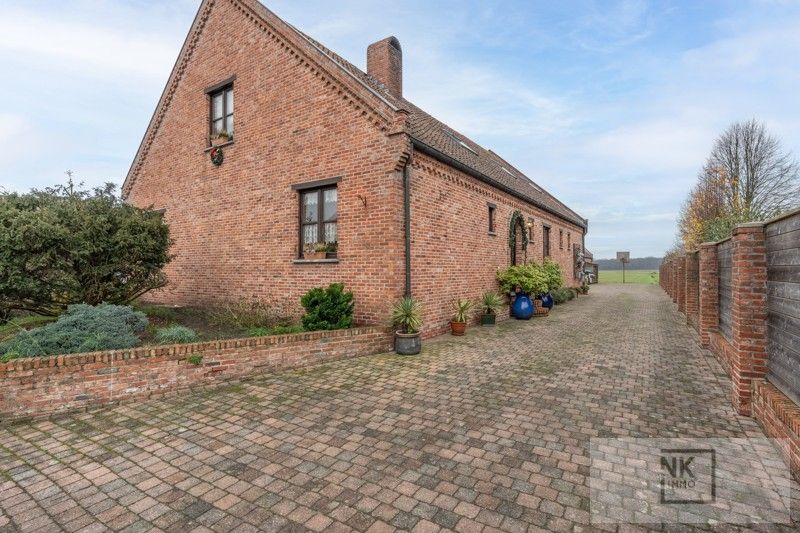Charmante fermette woning met 4 slaapkamers, bureau en ruime werkplaats op een prachtig perceel in Arendonk! foto 4