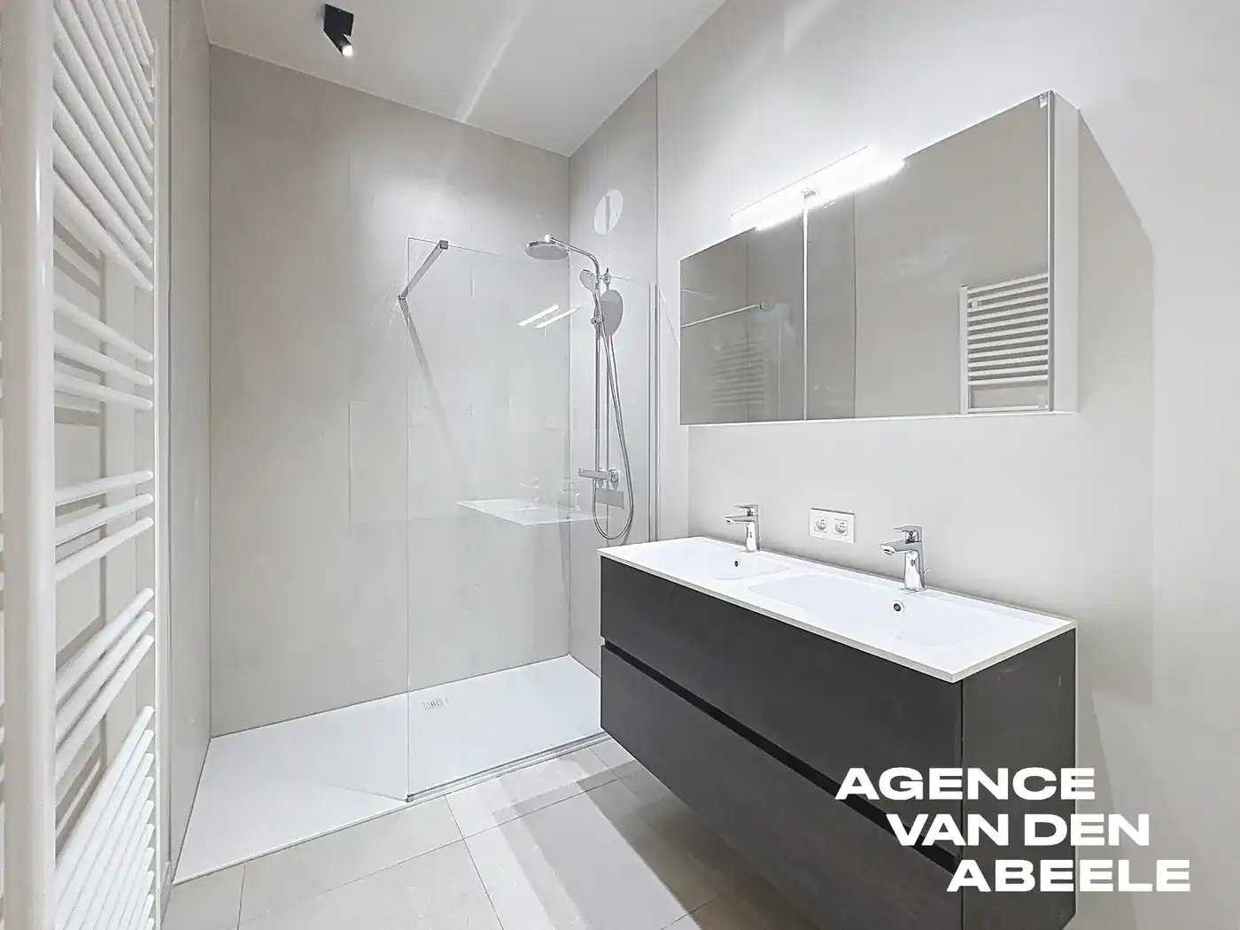 Prachtige nieuwbouwwoning met garage en tuin foto 16