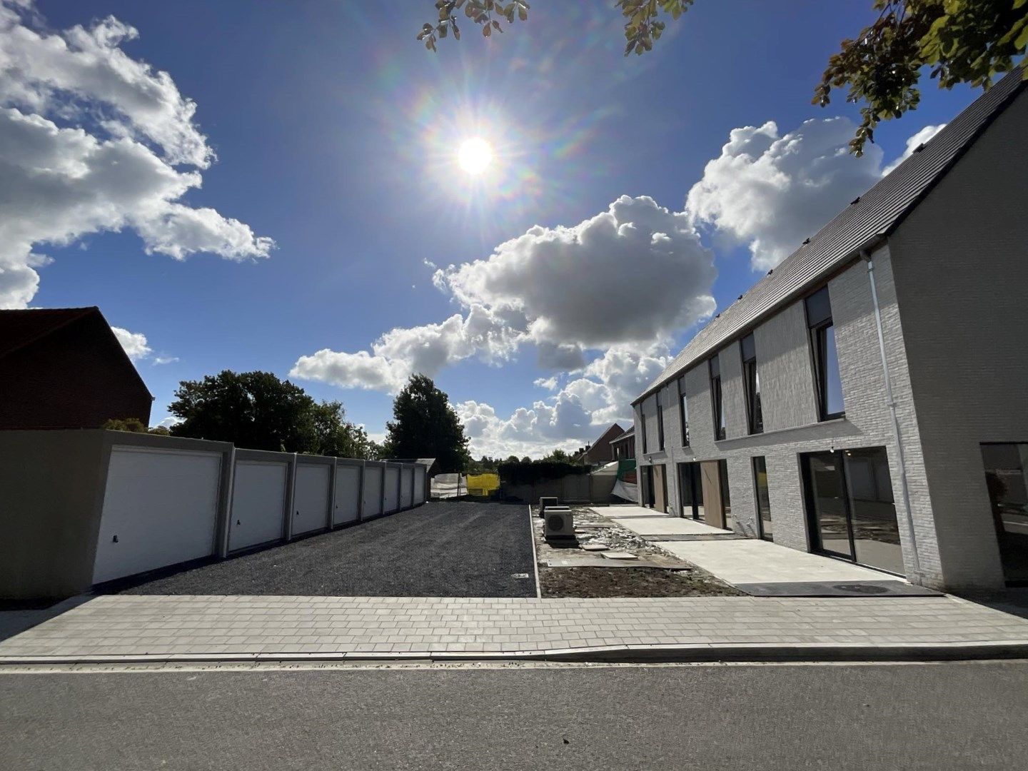 NIEUWE GARAGES GELEGEN IN DE DORPSKERN MEULEBEKE foto 2