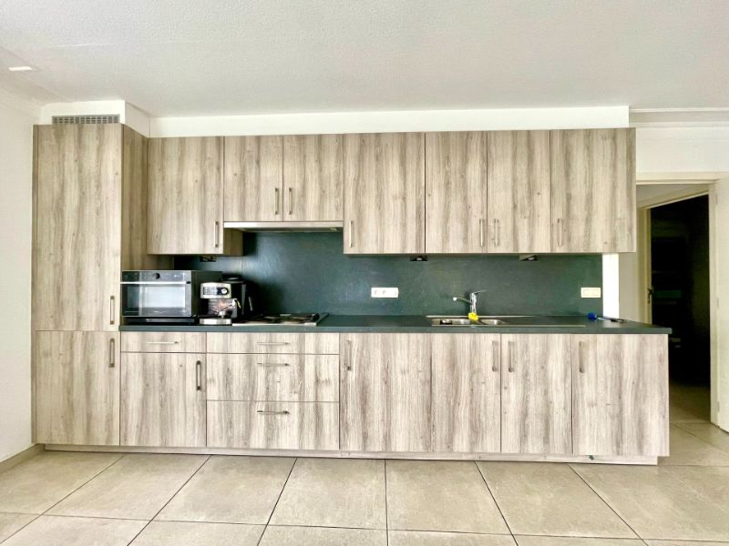 GERENOVEERD GELIJKVLOERS APPARTEMENT MET TWEE SLAAPKAMERS, TUIN EN GARAGE foto 5