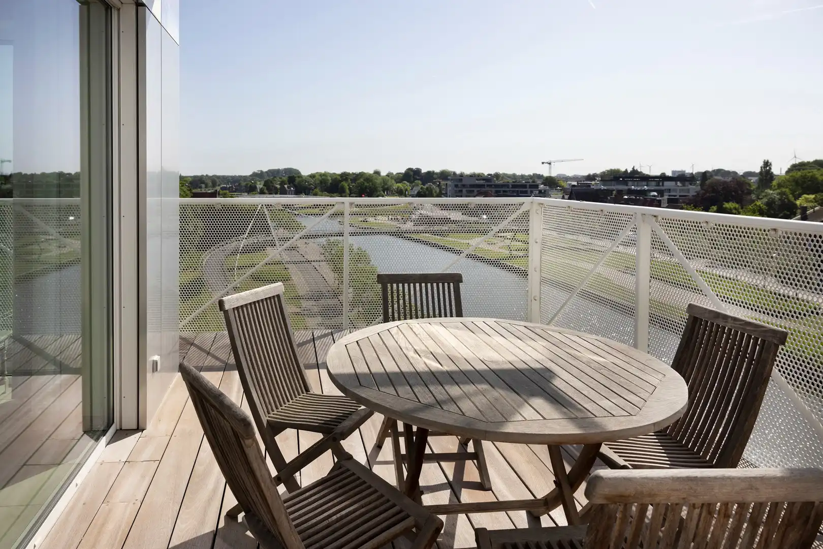 Lichtrijk wonen op de 5de verd. van een iconische woontoren. foto 3