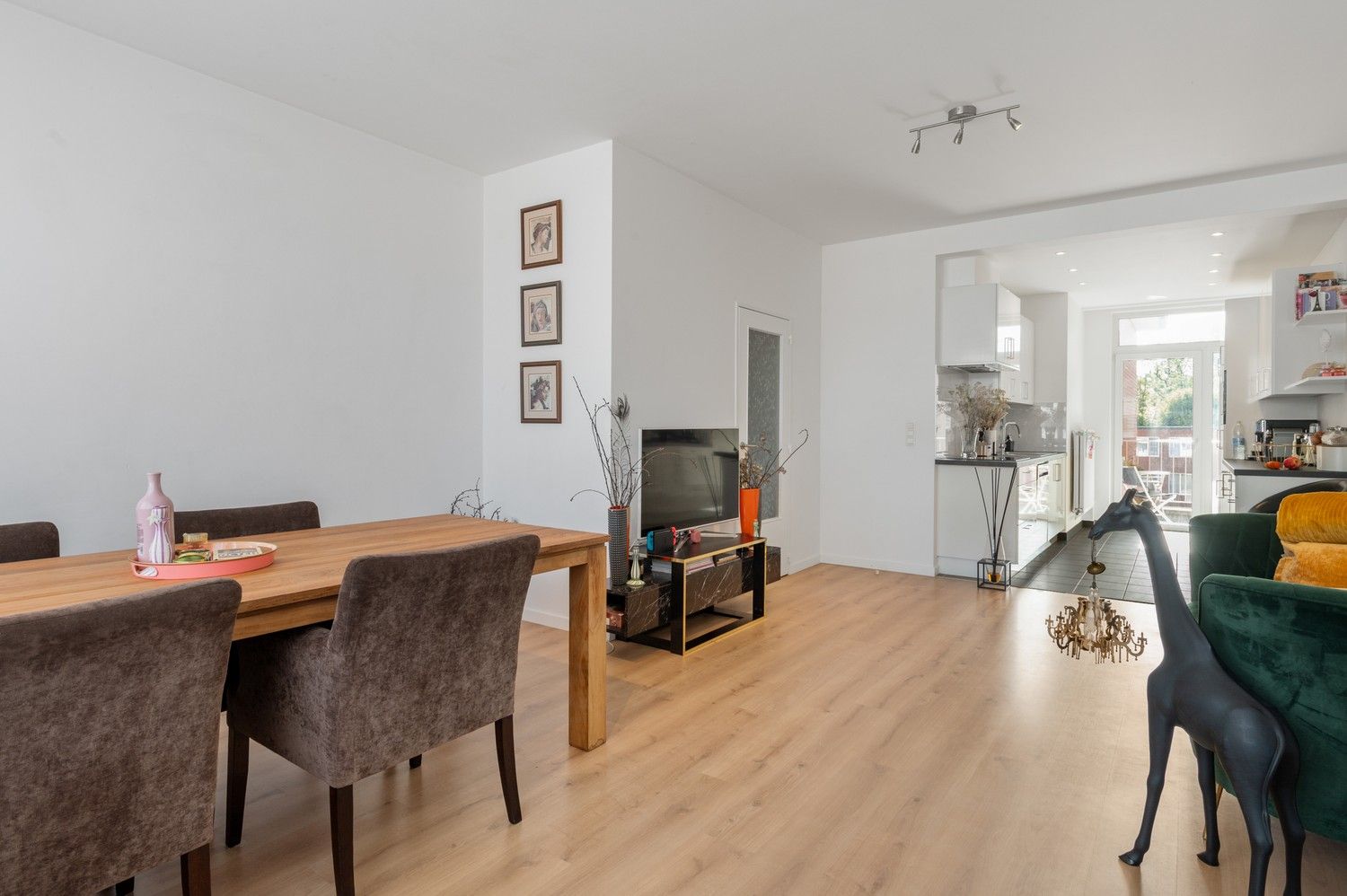 Instapklaar 2 SLPK appartement met een terras te Wijnegem! foto 5