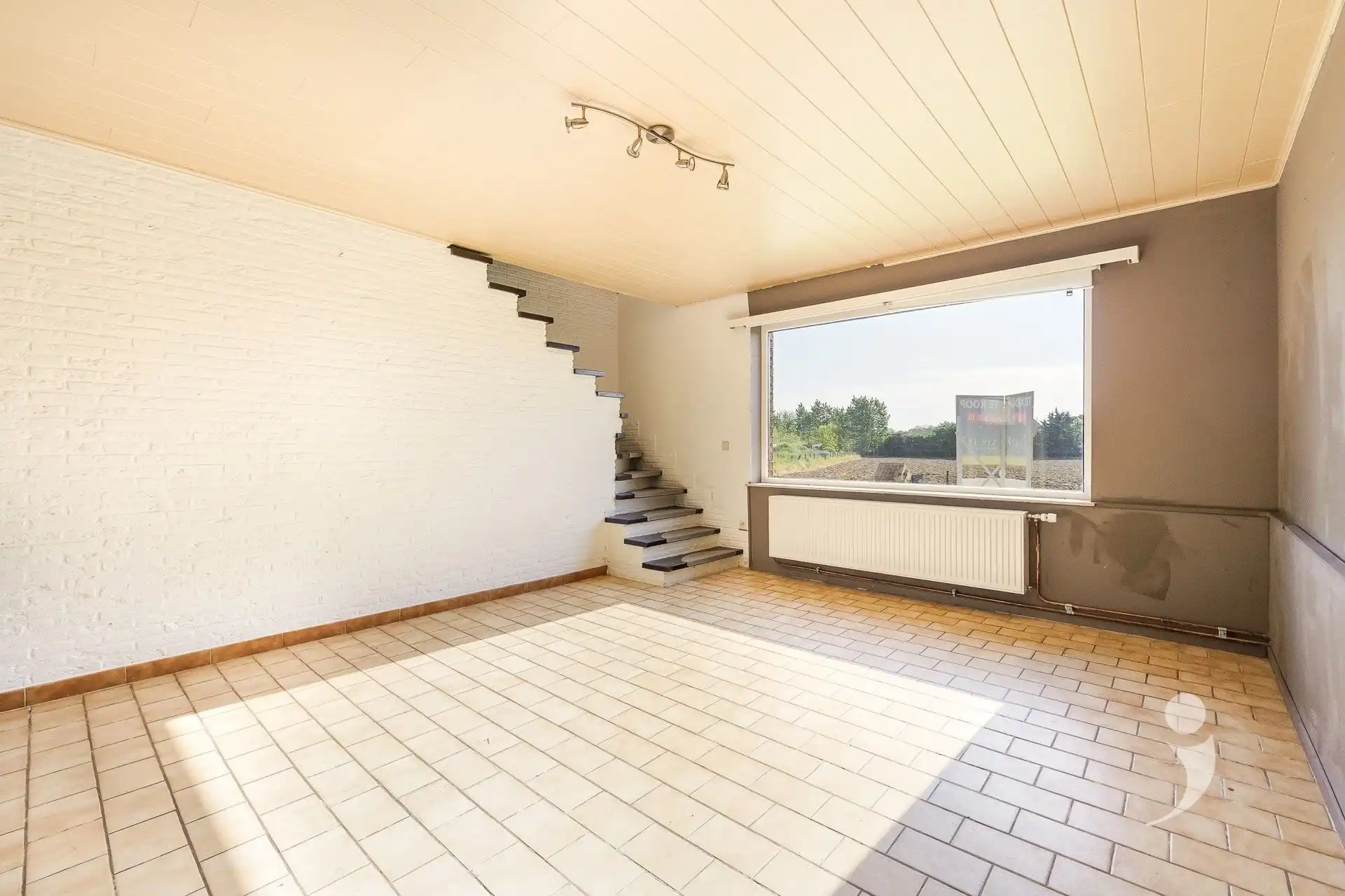 Ruime te renoveren woning met 3 slaapkamers foto 6